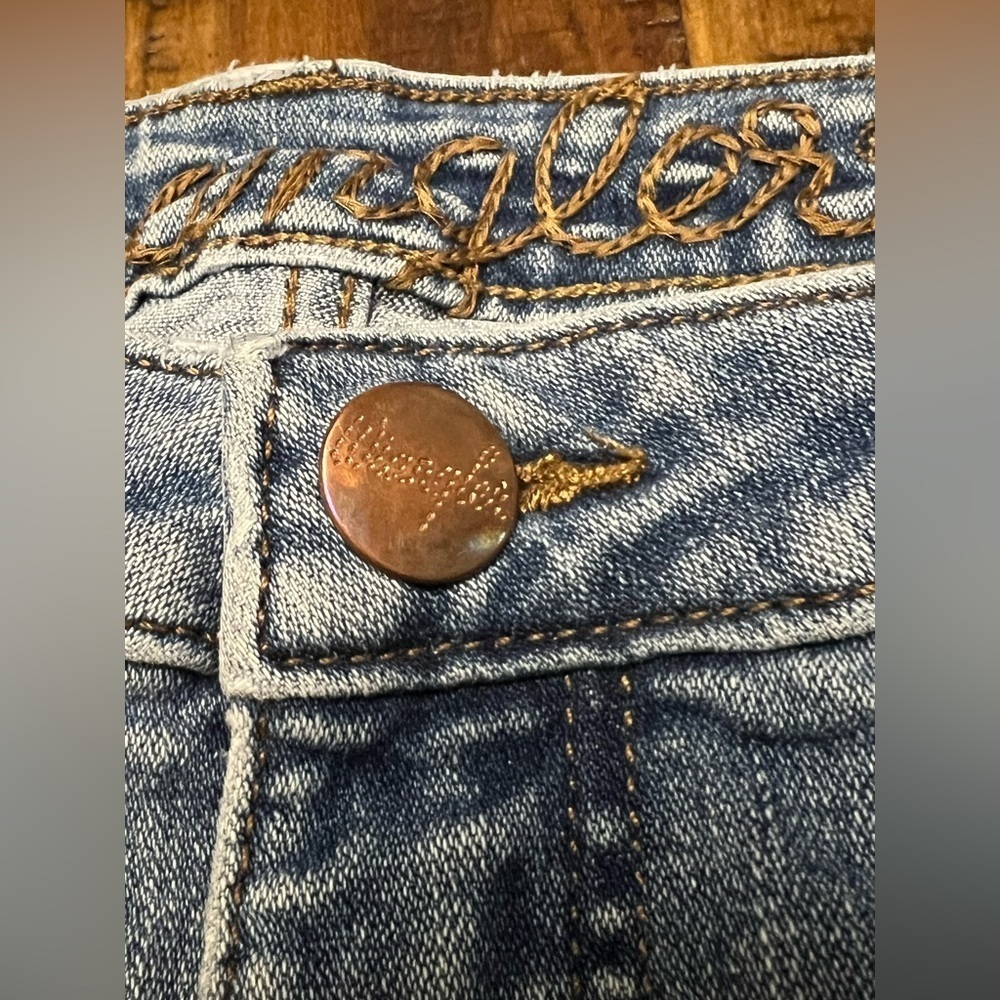 WRANGLER Retro Distressed Jean cutoff Shorts light rinse 28”. - Picture 4 of 10